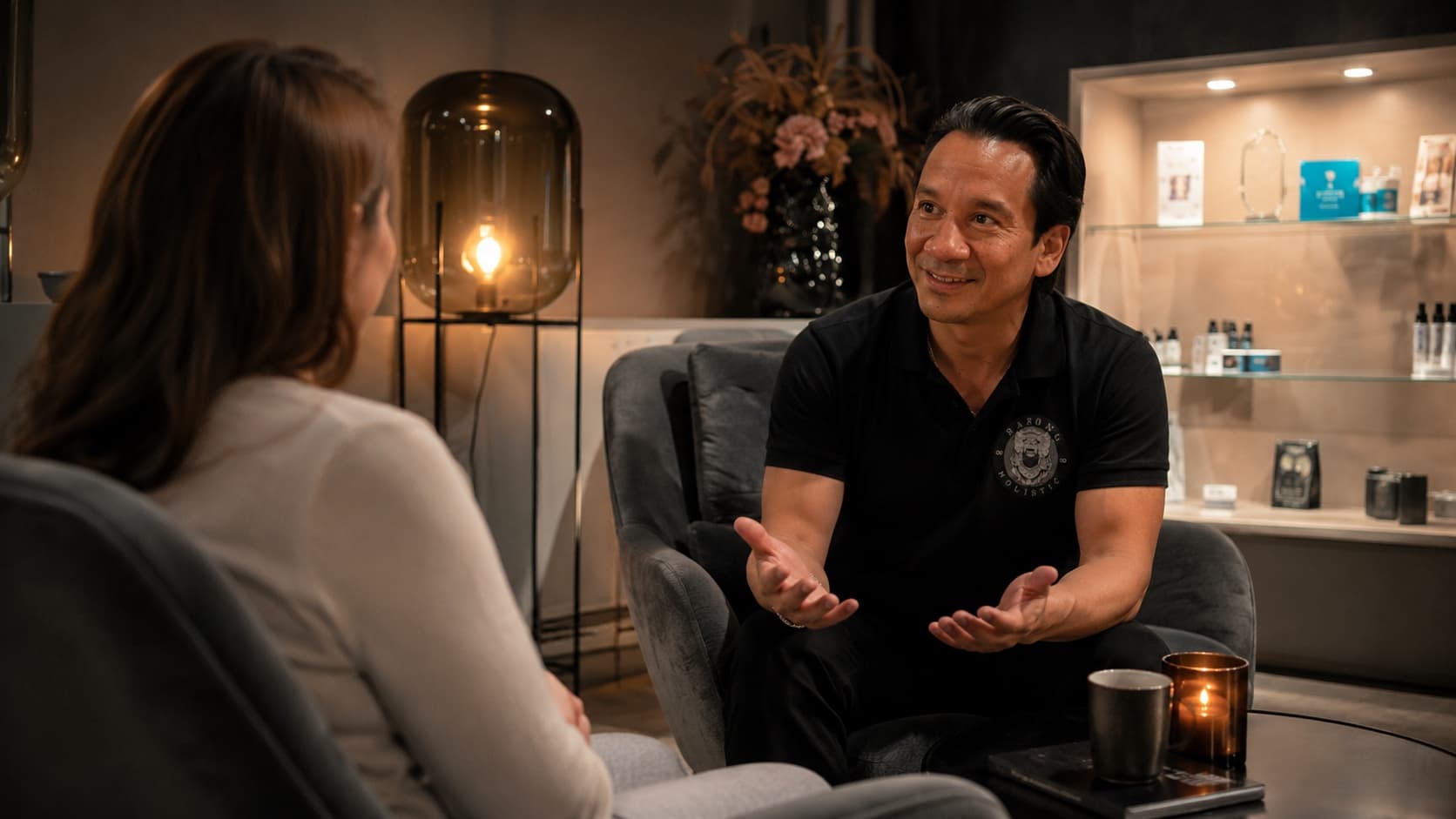 Patrick Susanto Klopf im ruhigen Gespräch in der Barong Holistic Praxis