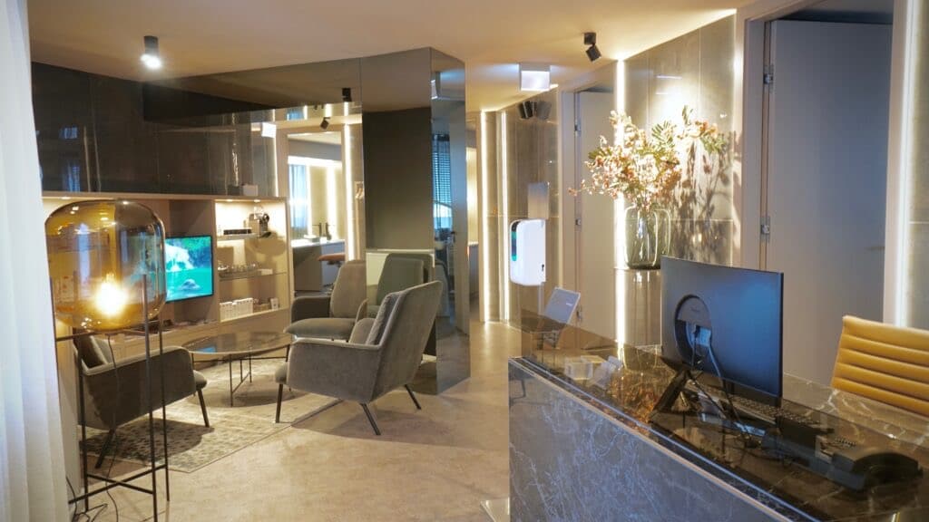 Rezeption und Lounge der Barong Holistic Praxis
